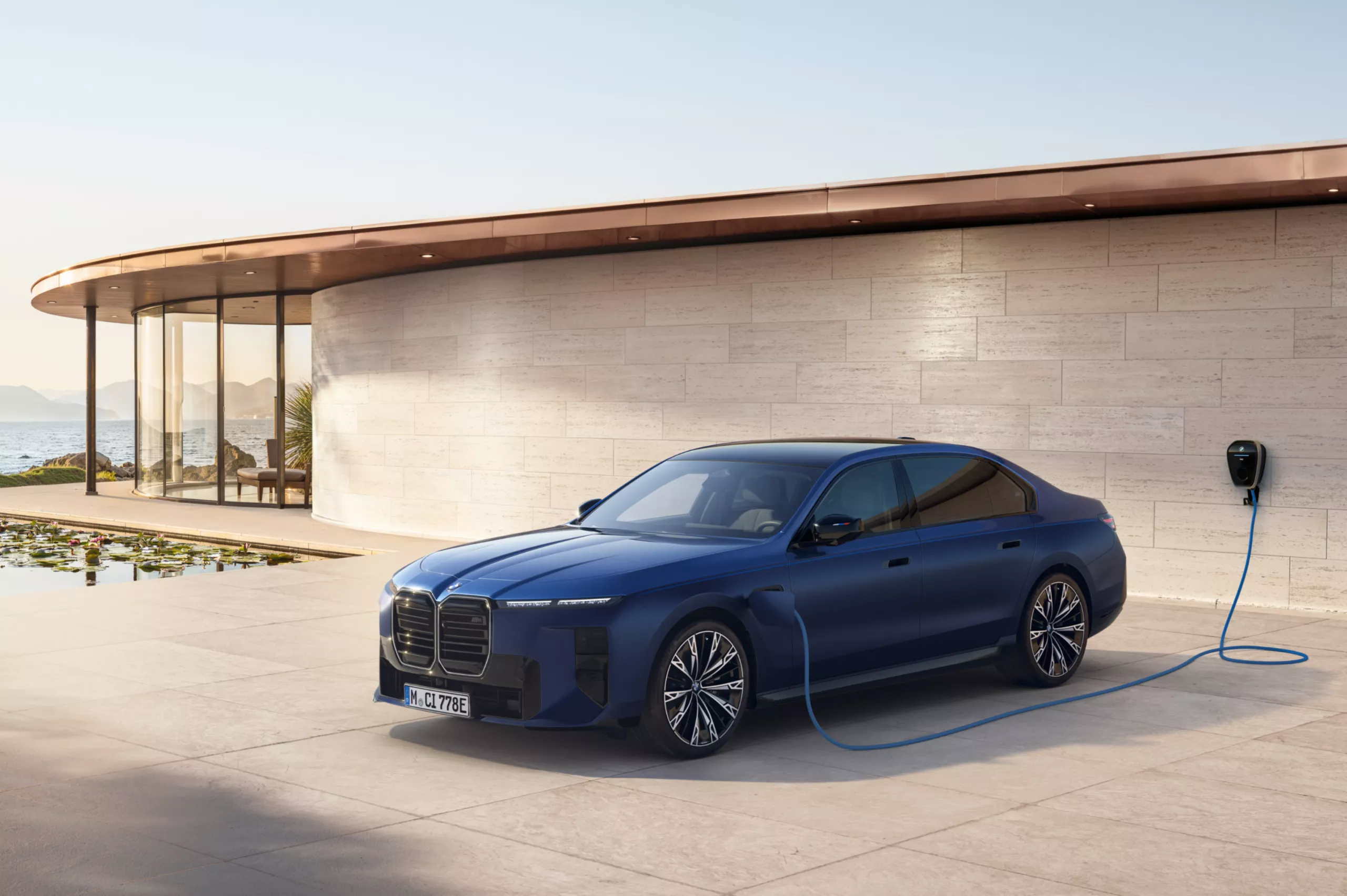 Töltse otthon a BMW 7 M járművét.