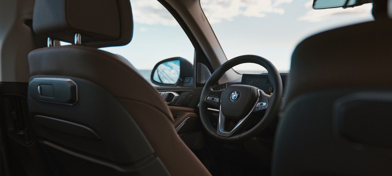 GYÖNYÖRKÖDJÖN A BMW X5 BELSŐ TERÉNEK DIZÁJNJÁBAN.